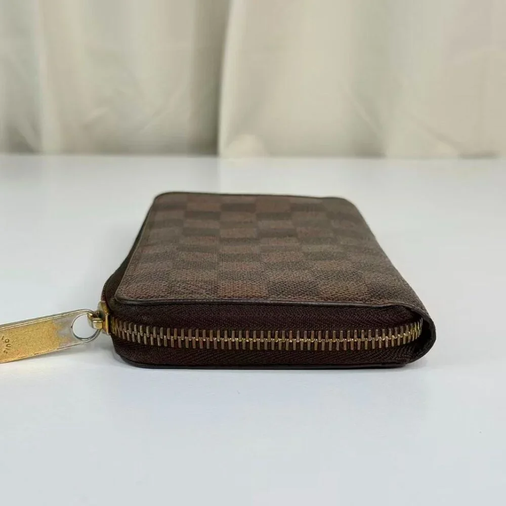 Louis Vuitton Damier Ebene Wallet with Classic Checkered Design - Picture 4 of 9